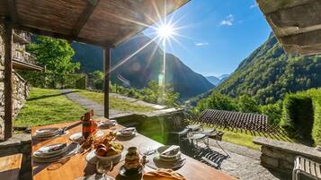 Familie chalet, meerdere slaapkamers, uitzicht op gebergte (Rustico Over The Bridge Verzasca 1) | Buiten dineren