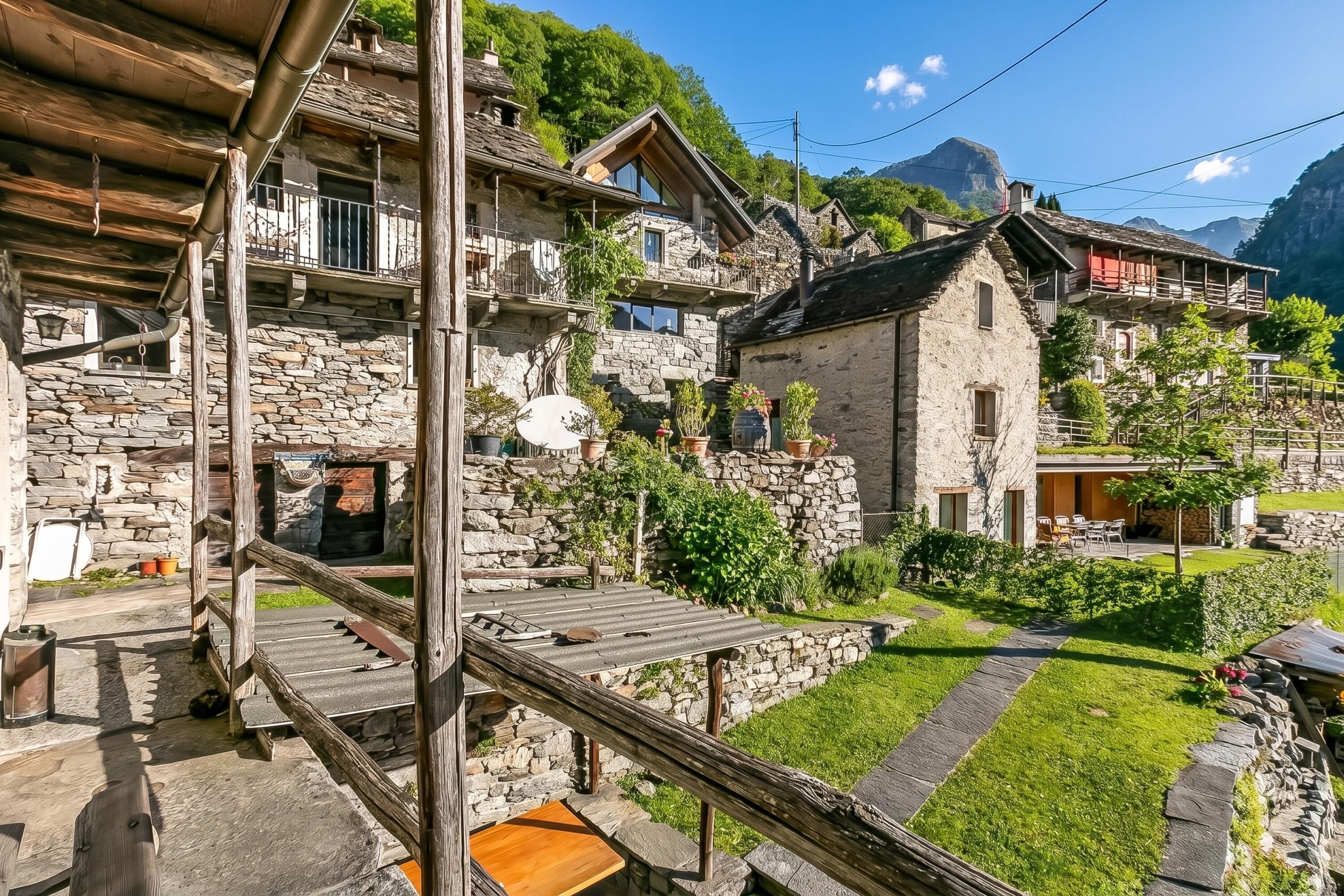 Familie chalet, meerdere slaapkamers, uitzicht op gebergte (Rustico Over The Bridge Verzasca 1) | Balkon