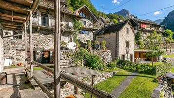 Familie chalet, meerdere slaapkamers, uitzicht op gebergte (Rustico Over The Bridge Verzasca 1) | Balkon