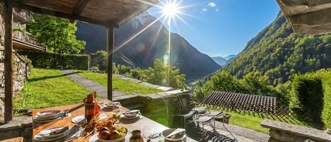 Chalet familial, plusieurs chambres, cÎté montagne (Rustico Over The Bridge Verzasca 2) | Restauration en plein air