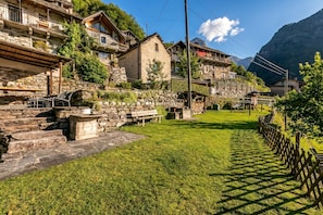 Chalé família, vários quartos, ao lado da montanha (Rustico Over The Bridge Verzasca 1) | Jardim