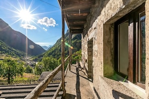 Chalé família, vários quartos, ao lado da montanha (Rustico Over The Bridge Verzasca 1) | Sacada