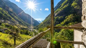 家庭木屋, 多间卧室, 山腰 (Rustico Over The Bridge Verzasca 1) | 住宿场地