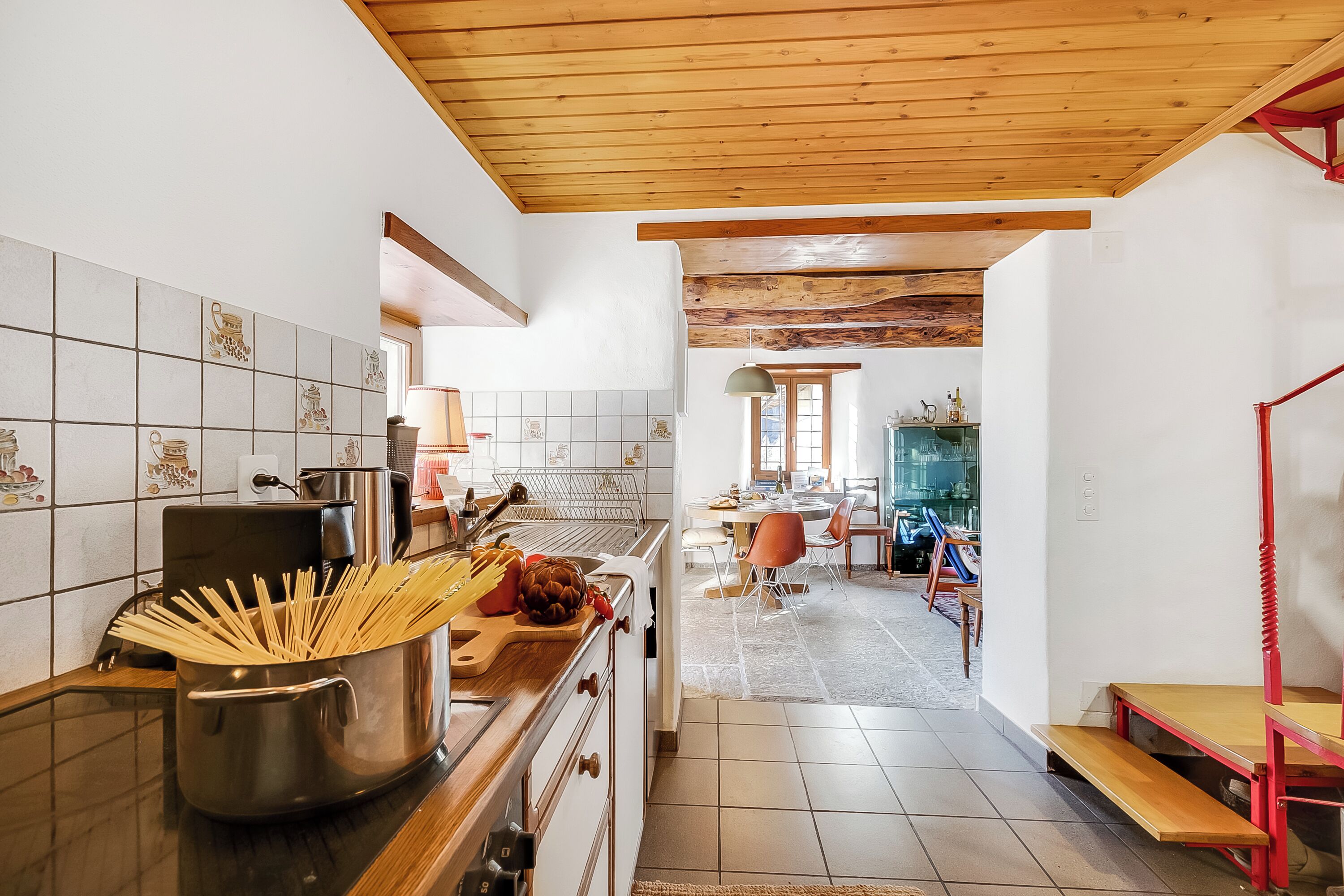 Fridge, oven, stovetop, coffee/tea maker