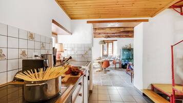 Chalet Keluarga, 3 kamar tidur, tepi gunung (Rustico Over The Bridge Verzasca 2) | Dapur pribadi | Lemari es, oven, kompor, dan mesin pembuat kopi/teh
