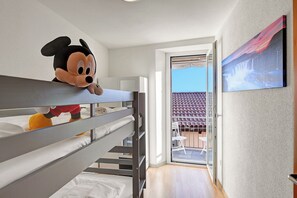 3 habitaciones, tabla de planchar con plancha, wifi y ropa de cama 