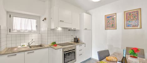 Maison familiale, 3 chambres, 2 salles de bains (Lugano Bay View Twins) | Cuisine privée | Réfrigérateur, four à micro-ondes, un four, surface de cuisson