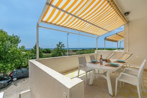 Outdoor dining - La Rosa Apartment Sea View (Salve)