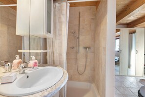 Family Chalet, Multiple Bedrooms, Mountainside (Rustico Paese Verzasca) | Bathroom