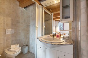 Family Chalet, Multiple Bedrooms, Mountainside (Rustico Paese Verzasca) | Bathroom