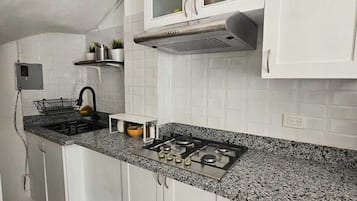 Apto. no 1, Comfort Studio Suite, Partial Sea View | Bếp riêng | Tủ lạnh, lò vi sóng, bếp nấu, dụng cụ pha cà phê/trà