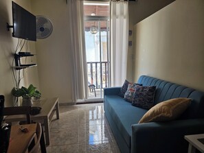Apto. no 2, Comfort Apartment 2nd Level, Partial Sea View | Living area | 32-inch Smart TV with cable channels, heated floors - Apartamento Costa Azul en El Pueblito (Puerto Plata)