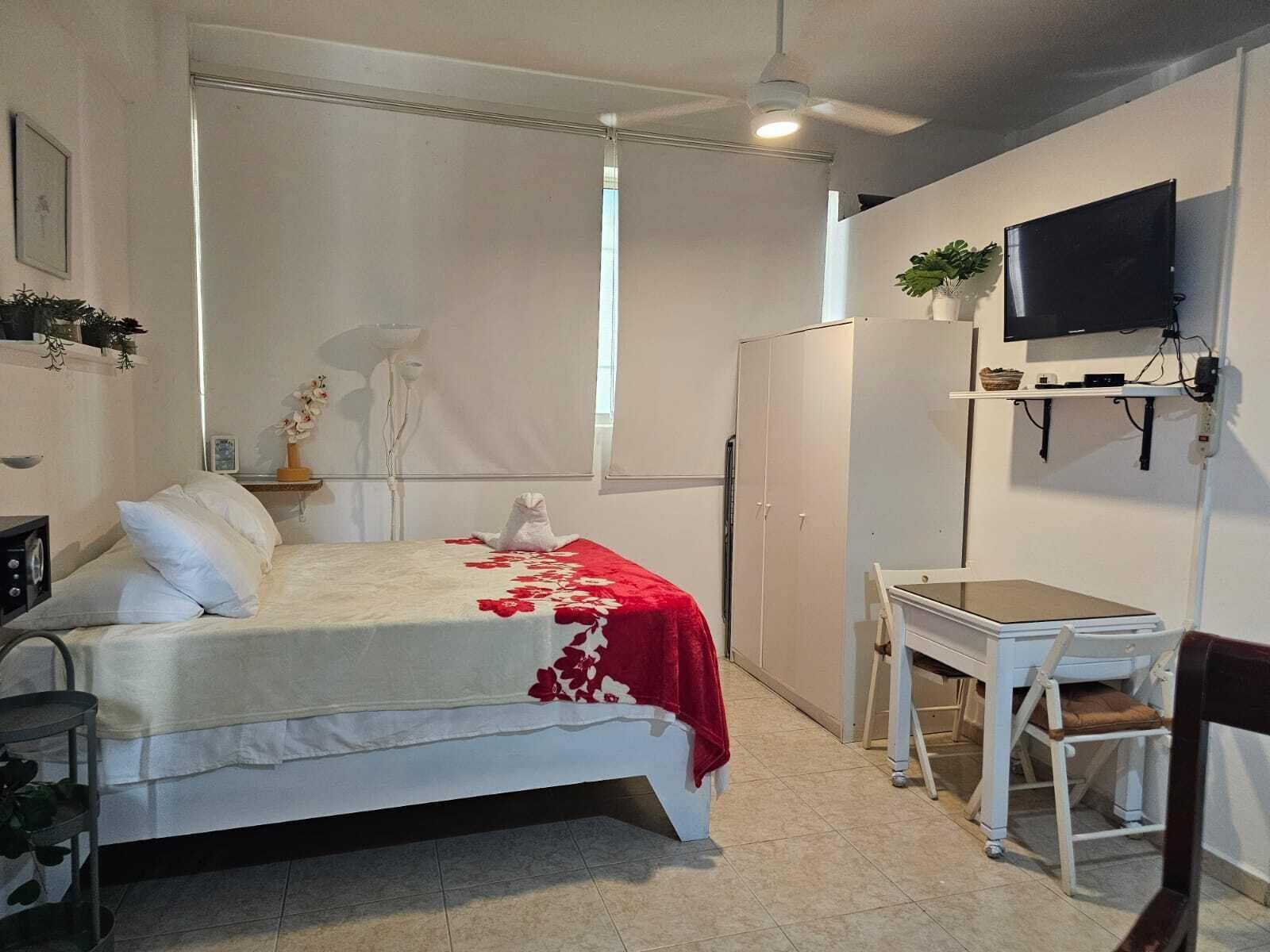 Apto. no 1, Comfort Studio Suite, Partial Sea View | Een kluis op de kamer, een bureau, een laptopwerkplek