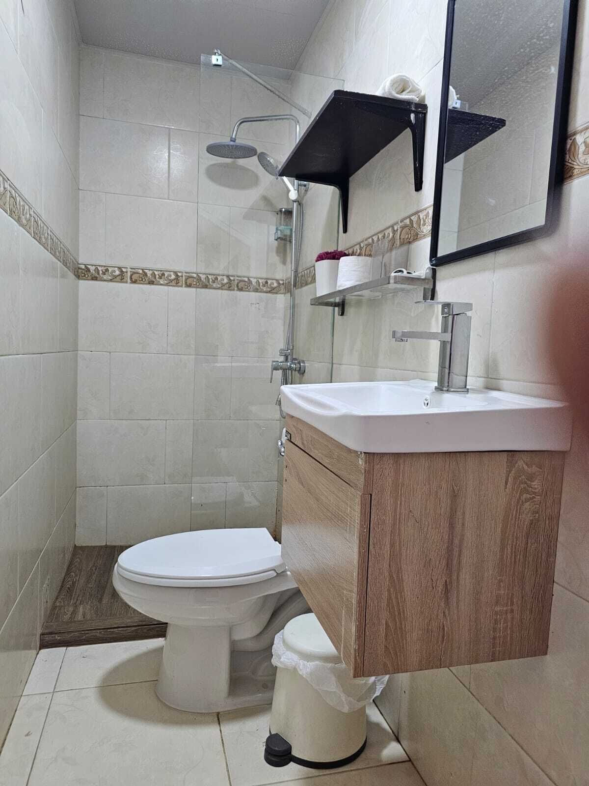 Apto. no 1, Comfort Studio Suite, Partial Sea View | Badkamer | Een douche, een haardroger, handdoeken, zeep