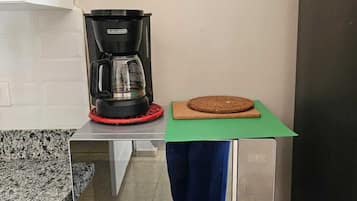 Apto. no 1, Comfort Studio Suite, Partial Sea View | Eget kjøkken | Kjøleskap, mikrobølgeovn, kokeplater og kaffetrakter/tekoker