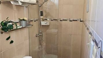 Apto. no 2, Comfort Apartment 2nd Level, Partial Sea View | Bagno | Doccia, asciugacapelli, asciugamani, sapone