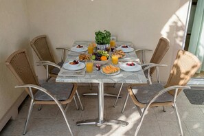 Family Apartment, Multiple Bedrooms (Oasis Of Peace In Lopar) | Outdoor dining - Apartmani Mijatović (Lopar)