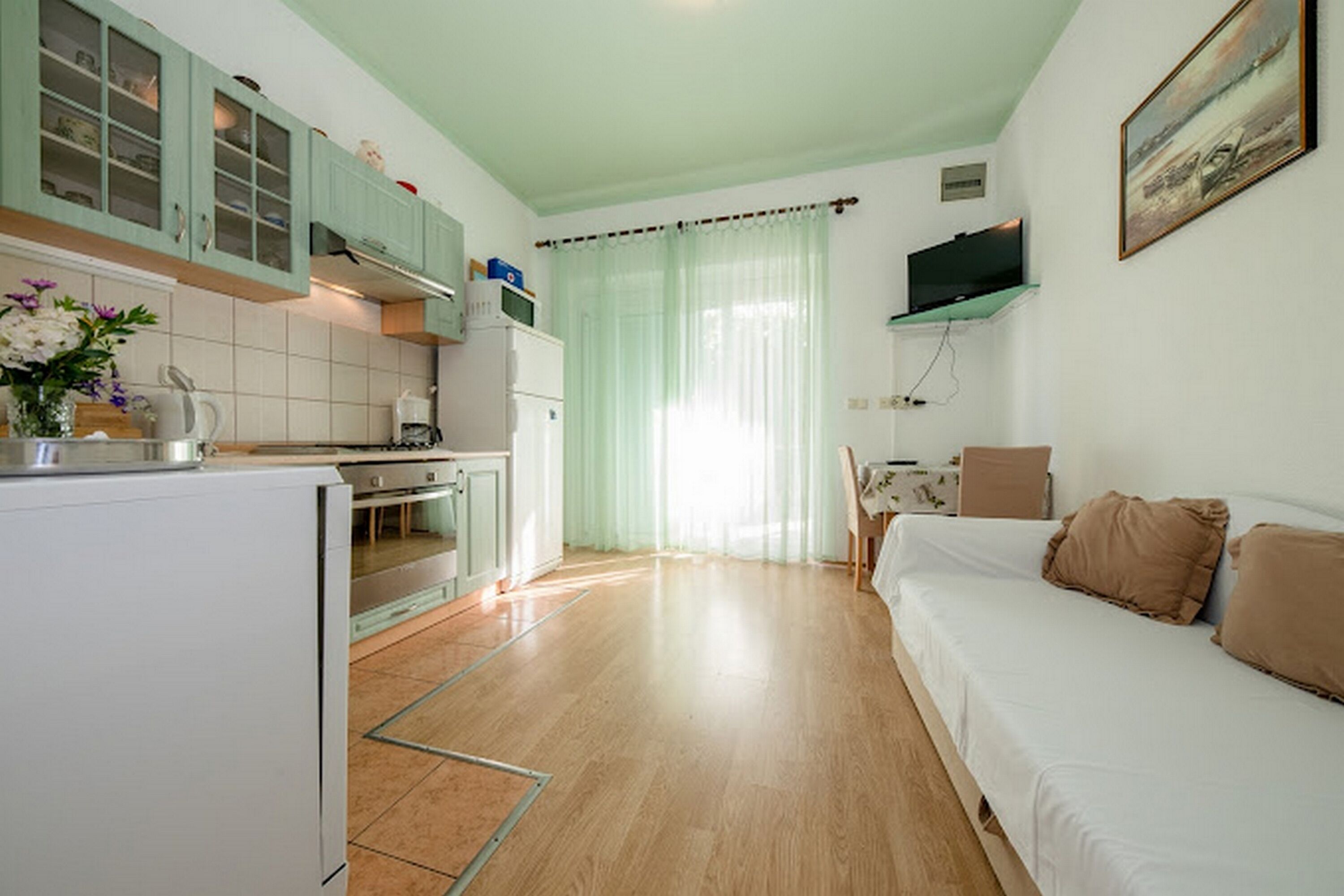 Appartamento familiare, camere multiple (Oasis Of Peace In Lopar) | Area soggiorno | TV a schermo piatto 21 pollici con canali satellitari