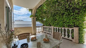 Family Apartment, 1 Bedroom, Microwave (Oasis Of Peace In Lopar) | Outdoor dining