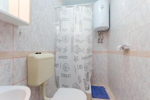 Family Apartment, Multiple Bedrooms (Lopar Escape) | Bathroom | Shower, hair dryer, towels, soap - Apartmani Mijatović (Lopar)