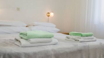 Familienapartment, Mehrere Schlafzimmer (Oasis Of Peace In Lopar) | 1 Schlafzimmer, Bügeleisen/Bügelbrett, kostenloses WLAN, Bettwäsche