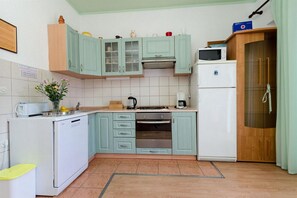 Appartamento familiare, camere multiple (Oasis Of Peace In Lopar) | Cucina privata | Frigorifero, microonde, forno, piano cottura