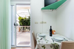 Family Apartment, Multiple Bedrooms (Oasis Of Peace In Lopar) | Dining - Apartmani Mijatović (Lopar)