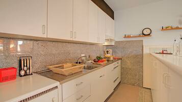 Familienapartment, Mehrere Schlafzimmer, Bergseite (Casa Tecitt) | Eigene KĂŒche