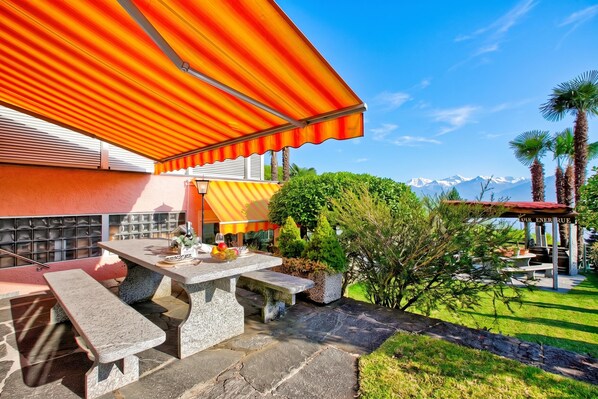 Outdoor dining - Casa Tecitt With Shared Pool in Val Resa (Brione sopra Minusio)