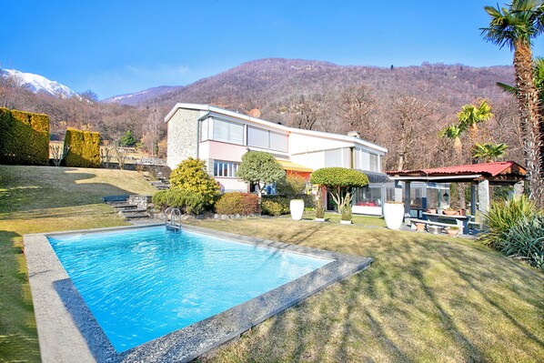 Apartamento familiar, varias habitaciones, junto a la montaña (Casa Tecitt) | Piscina | Una piscina al aire libre de temporada