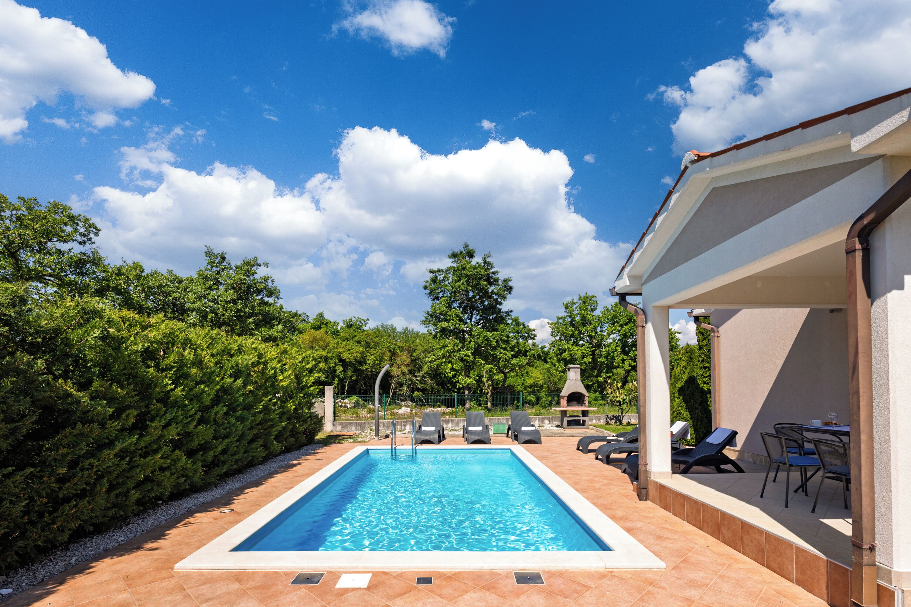 Een seizoensgebonden buitenzwembad