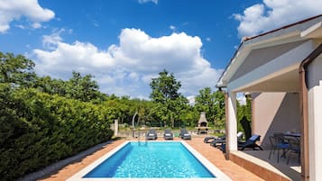 Een seizoensgebonden buitenzwembad