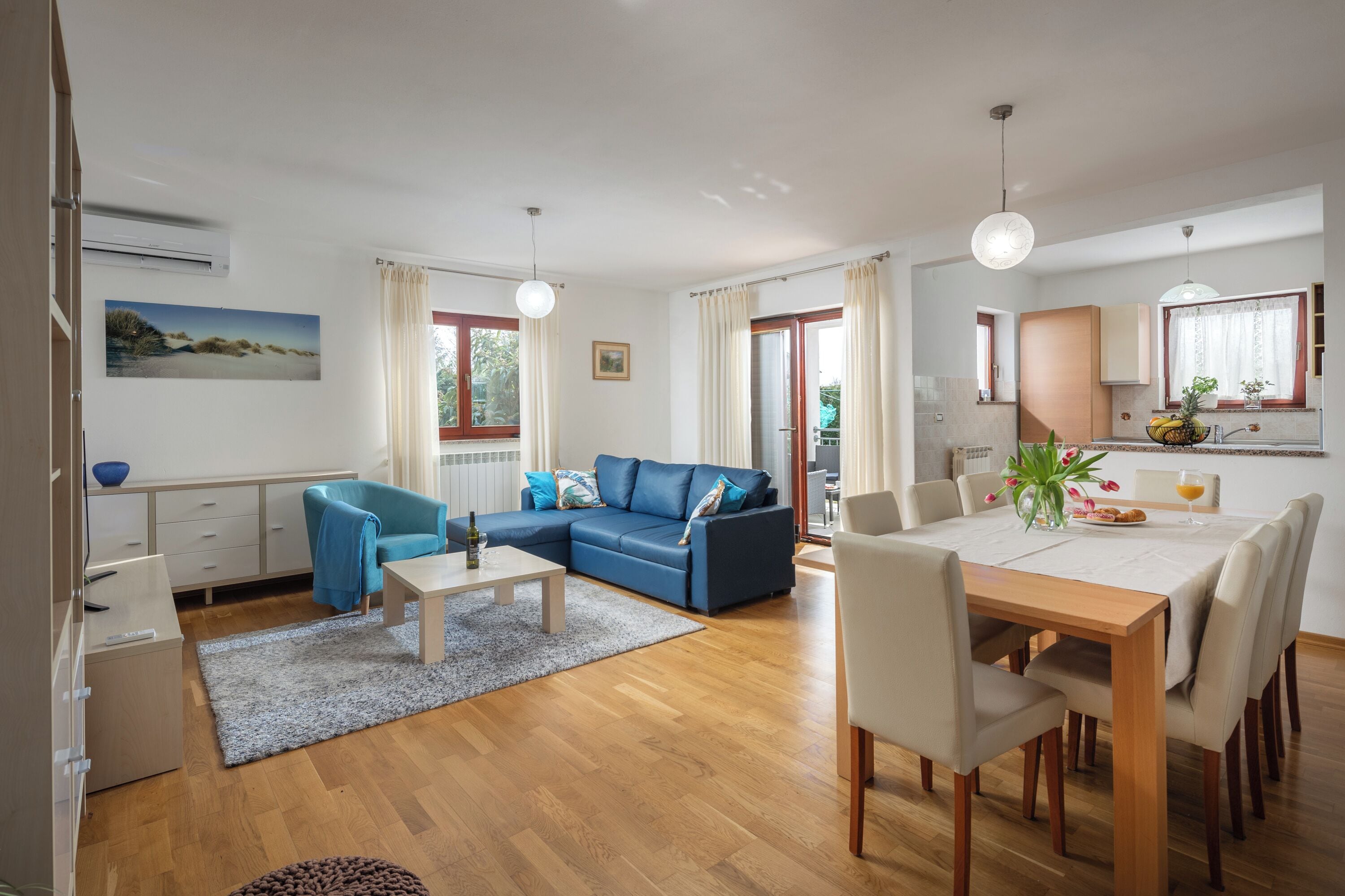 Een 21-inch smart-tv met digitale zenders