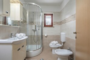 Family House, 3 Bedrooms, Microwave (Casa Celeste With Private Pool) | Bathroom - Casa Celeste With Private Pool (Labin)