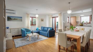 Familienhaus, 3 Schlafzimmer (Casa Celeste With Private Pool) | Wohnbereich | 21-Zoll-Smart-TV mit Digitalempfang