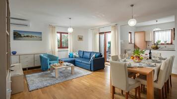 Family House, 3 Bedrooms, Microwave (Casa Celeste With Private Pool) | Living area | Smart TV
