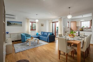 Familiehus, flere soverom (Casa Celeste With Private Pool) | Oppholdsområde | En 21-tommers smart-TV med digitale kanaler