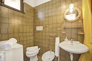 Chuveiro, secador de cabelo, bidê, toalhas de banho