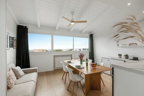 Family Apartment, Multiple Bedrooms (Sky View Apartment Monopoli) | Living area | 21-inch flat-screen TV with cable channels, TV