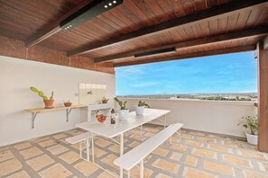 Familienapartment, Mehrere Schlafzimmer (Sky View Apartment Monopoli) | Speisen im Freien