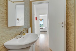 Doccia, asciugacapelli, bidet, asciugamani