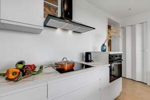 Căn hộ dành cho gia đình, nhiều phòng ngủ (Sky View Apartment Monopoli) | Bếp riêng | Tủ lạnh, lò nướng, bếp nấu, máy rửa bát 