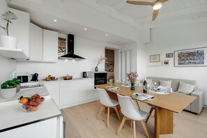 Căn hộ dành cho gia đình, nhiều phòng ngủ (Sky View Apartment Monopoli) | Khu ăn uống