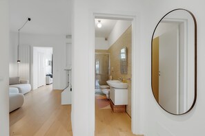 Familienapartment, Mehrere Schlafzimmer (Sky View Apartment Monopoli) | Badezimmer | Dusche, Haartrockner, Bidet, Handtücher