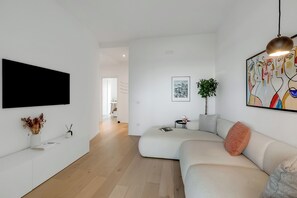 Family Apartment, Multiple Bedrooms (Sky View Apartment Monopoli) | Living area | 21-inch flat-screen TV with cable channels, TV