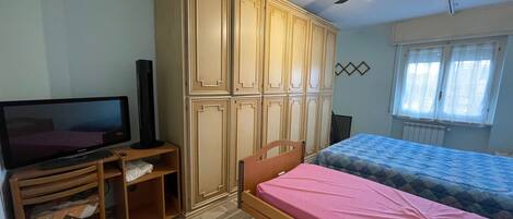 Appartement familial, plusieurs chambres, cÎté montagne (La Pietra sul Mare) | 1 chambre, espace de travail pour ordinateurs portables, literie fournie