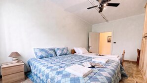 Perhehuoneisto, 1 makuuhuone, parveke, vuorten lähellä (La Pietra sul Mare Apartment with) | 1 makuuhuone