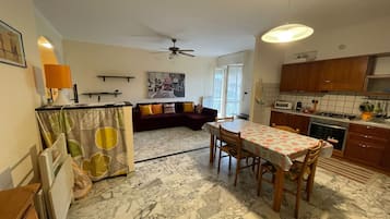 Familie appartement, 1 slaapkamer, balkon (La Pietra sul Mare Flat with Terrace) | Woonruimte