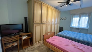 Căn hộ dành cho gia đình, 1 phòng ngủ, cạnh núi (La Pietra sul Mare) | 1 phòng ngủ, khu vực làm việc phù hợp cho laptop, bộ trải giường