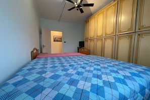 Appartement Familial, plusieurs chambres, cÎté montagne (La Pietra sul Mare) | 1 chambre, espace de travail pour ordinateur portable, draps fournis